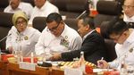 Bahlil-Komisi VII DPR Raker Bahas Penyesuaian Anggaran 2025