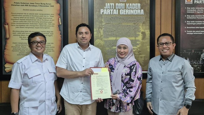 Bahtiyar Rifai menerima SK penunjukan dirinya menjadi Wakil Ketua DPRD Surabaya.