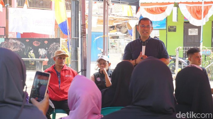 Bakal calon wali kota Bandung Arfi Rafnialdi saat berinteraksi dengan warga Sukapura, Kiaracondong, Kota Bandung, Kamis (12/9/2024).