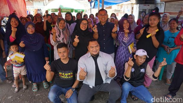 Bakal calon wali kota Bandung Arfi Rafnialdi saat berinteraksi dengan warga Sukapura, Kiaracondong, Kota Bandung, Kamis (12/9/2024).