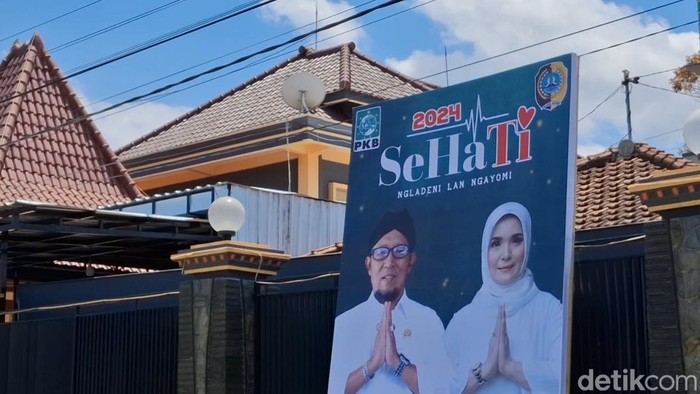 Baliho salah satu bapaslon di Tulungagung yang menyertakan logo pemkab di Balihonya.