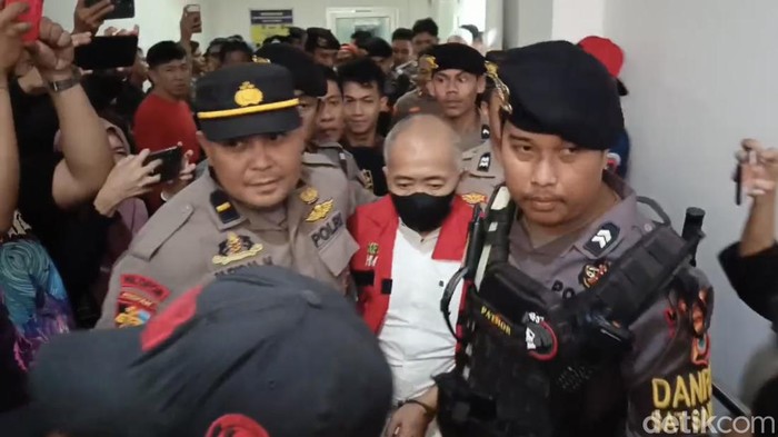 Bandar Narkoba Bone Ikving Lewa alias Koko Jhon dikawal oleh aparat usai menjalani persidangan.
