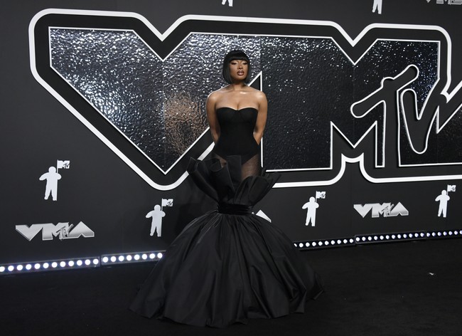 Black mermaid. Hadir sebagai pembawa acara, rapper Megan Thee Stallion memastikan gayanya maksimal di karpet hitam dengan gaun senada bersiluet duyung yang dramatis. (Foto: Evan Agostini/Invision/AP)