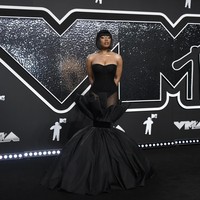 Black mermaid. Hadir sebagai pembawa acara, rapper Megan Thee Stallion memastikan gayanya maksimal di karpet hitam dengan gaun senada bersiluet duyung yang dramatis. (Foto: Evan Agostini/Invision/AP)