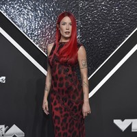 Fire in red. Tren gaun vintage juga dibawa oleh Halsey. Ia memakai gaun merah Versace yang pernah dipakai Elizabeth Hurley pada 1996.  (Foto: Evan Agostini/Invision/AP)