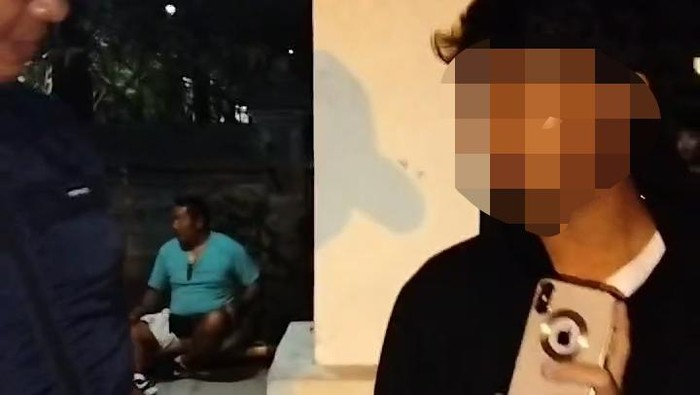 Bocah pengemis kedapatan bawa iPhone saat mengemis di Kuta, Bali, Rabu (12/9/2024).