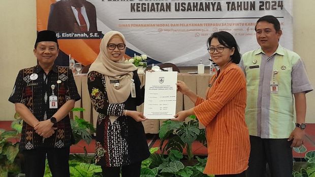 Bupati Demak serahkan 27 sertifikat standar operasional kepada kepala puskesmas