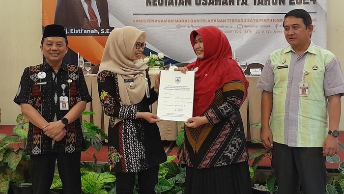 Bupati Demak serahkan 27 sertifikat standar operasional kepada kepala puskesmas