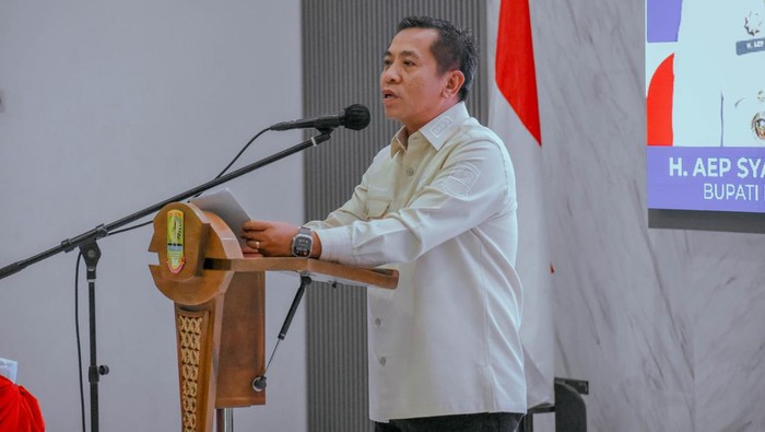 Bupati Karawang Aep Syaepuloh saat memberikan penghargaan kepada perusahaan yang bekerja sama dengan job fair.