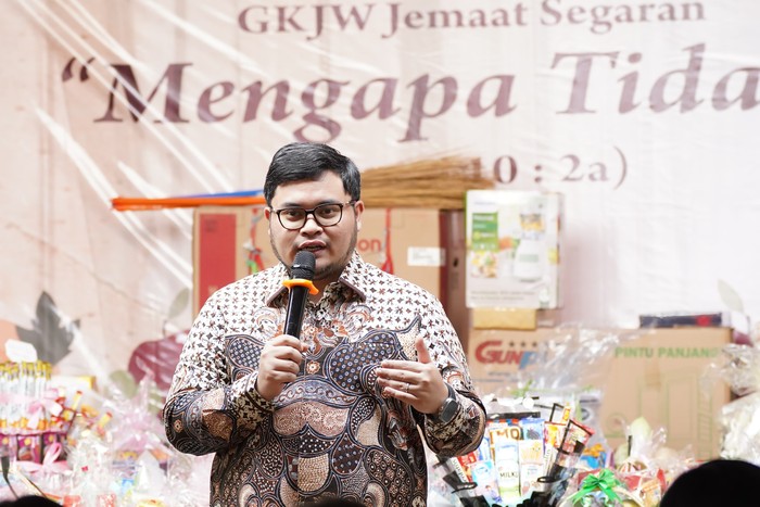 Bupati Kediri Hanindhito Himawan Pramana (Mas Dhito) ikut meramaikan tradisi lelangan hari raya undhuh-undhuh.