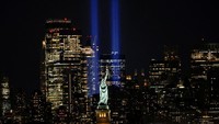 Sinar Tribute in Light menerangi langit Manhattan pada 11 September 2024, memperingati 23 tahun serangan 11 September 2001 di World Trade Center, New York, seperti yang terlihat dari Bayonne, New Jersey, AS, Rabu (11/9/2024). REUTERS/Eduardo Munoz  