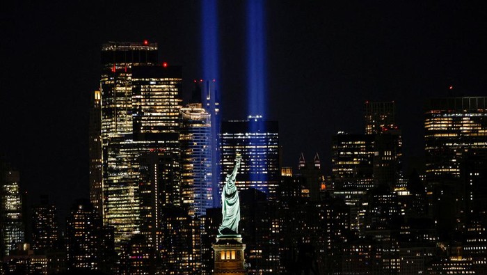 Cahaya Kembar Tembus Langit New York Peringati Tragedi 9/11 Sinar Tribute in Light menerangi langit Manhattan pada 11 September 2024, memperingati 23 tahun serangan 11 September 2001 di World Trade Center, New York, seperti yang terlihat dari Bayonne, New Jersey, AS, Rabu (11/9/2024).