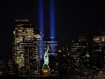 Cahaya Kembar Tembus Langit New York Peringati Tragedi 9/11