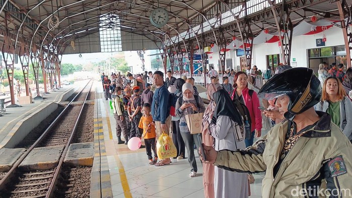 Calon penumpang menunggu kereta api di Stasiun Purwokerto, Kamis (12/9/2024).