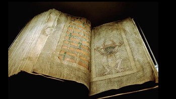 Codex Gigas: Codex Gigas atau artinya buku raksasa adalah manuskrip beriluminasi abad pertengahan terbesar yang masih ada, sepanjang 92 cm. Codex Gigas berisi terjemahan Alkitab di antara karya-karya lainnya dan penggambaran visual Setan. Asal-usulnya tak jelas. Menurut legenda, manuskrip itu ditulis biarawan yang dijatuhi hukuman mati, yang bersumpah mencatat semua pengetahuan manusia dalam semalam sebagai ganti nyawanya. Satu-satunya masalah? Upaya penulisan ulang mengungkapkan diprediksi akan memakan waktu dua dekade tanpa henti. Maka, identitas asli penulisnya pun masih misterius. Foto: Wikipedia