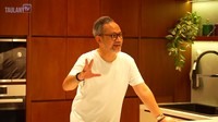 Pada bagian dapurnya juga terdapat alat pemanggang hingga wastafel. Selain itu, juga dihias dengan tanaman hijau yang memberi kesegaran. Foto: YouTube Taulany TV