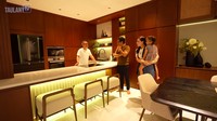 Selain itu, di kitchen isladnnya juga terdapat mini bar yang bisa digunakan untuk makan dengan santai. Foto: YouTube Taulany TV