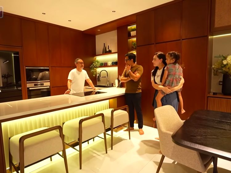 Unik! Dapur di Rumah Mona Ratuliu jadi Satu dengan Ruang Keluarga