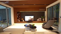Ada area berkumpul keluarga yang dilengkapi dengan sofa, tv dan bangku pijat. Bernuansa cream dan memberikan suasana hangat. Foto: YouTube Taulany TV
