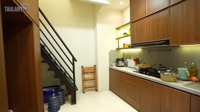 Dapur di rumah Mona Ratuliu