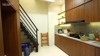 Di rumahnya, Mona Ratuliu punya dua dapur. Yang pertama ada dapur kotor yang kerap dipakai setiap hari dan nyambung langsung ke kamar ART. Foto: YouTube Taulany TV