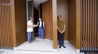 Penampilan rumah pasangan Mona Ratuliu dan Indra Brasco diungkap lewat video di kanal YouTube Taulany TV. Rumahnya didominasi dengan ornamen kayu yang megah. Foto: YouTube Taulany TV
