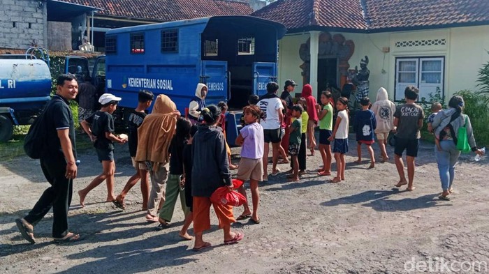 Dinsos Badung memulangkan puluhan gepeng ke Dinsos Karangasem, Kamis (12/9/2024).