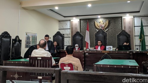 Direktur PT Berkat Air Laut (BAL) William John Matheson asal Swiss dan Direktur Utama PT Gerbang NTB Emas (GNE) Samsul Hadi menjalani sidang tuntutan di PN Mataram, Kamis (12/9/2024). (Ahmad Viqi/detikBali)