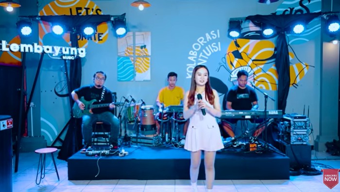 Diva Hani menyanyikan lagu Sisa Sisa Cinta.