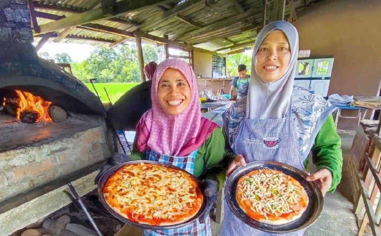 Menarik Perhatian! Kedua Istri dari Pria Ini Akur Jualan Pizza Bersama