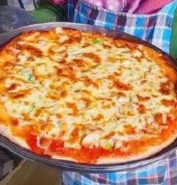 Menarik Perhatian! Kedua Istri dari Pria Ini Akur Jualan Pizza Bersama