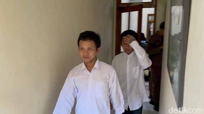 Dua pemuda yang perkosa dan rampas harta LC di Mojokerto. Keduanya dituntut 10 tahun penjara.