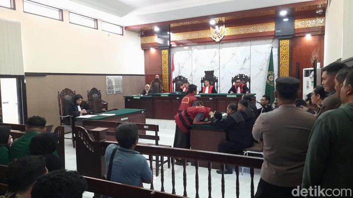 Dua santri senior terdakwa penganiaya Bintang Balqis yang divonis 15 tahun penjara.