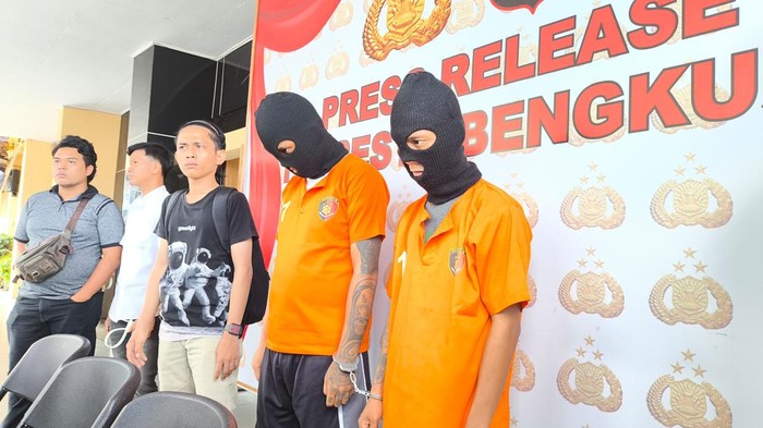 Dua tersangka penikam pria di Bengkulu saat dihadirkan dalam ungkap kasus