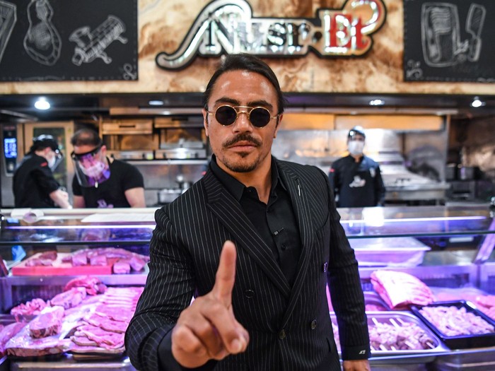 Efek Review Buruk, Keuntungan Restoran Steak Milik Salt Bae Turun Rp 32,1 Miliar