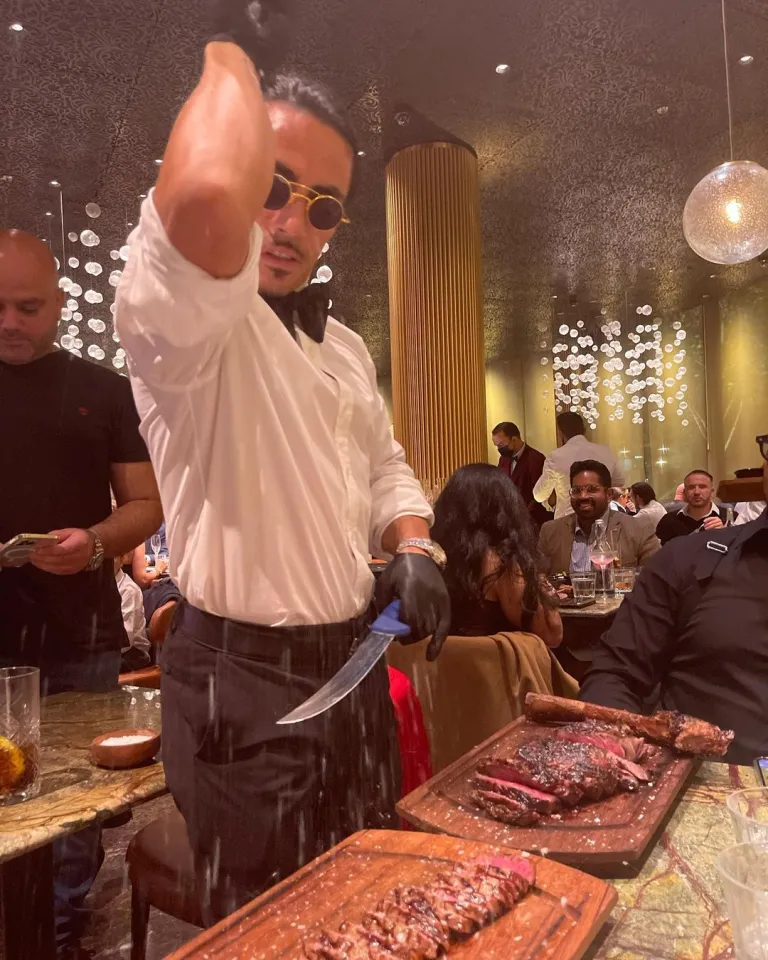 Efek Review Buruk, Keuntungan Restoran Steak Milik Salt Bae Turun Rp 32,1 Miliar