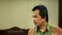 Hakim menyatakan eksepsi Buyung masuk materi pokok perkara.