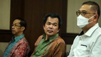 Hakim juga meminta jaksa membuktikan surat dakwaannya terhadap Buyung.