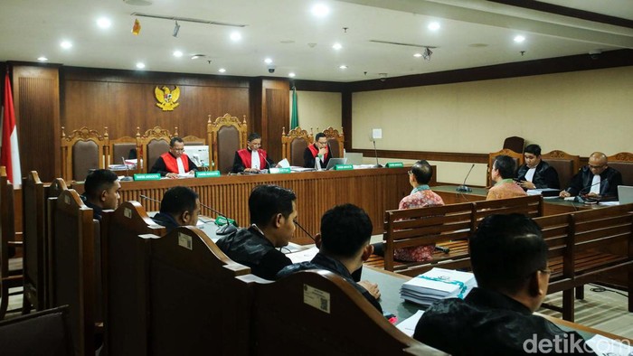 Hakim menolak eksepsi atau nota keberatan Tamron alias Aon dan Kwan Yung alias Buyung di kasus dugaan korupsi pengelolaan timah. Sidang pun dilanjutkan ke pembuktian.