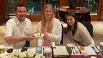Ekspresi Eugenie Bouchard Saat Terima Kue dari Pengacara Ini