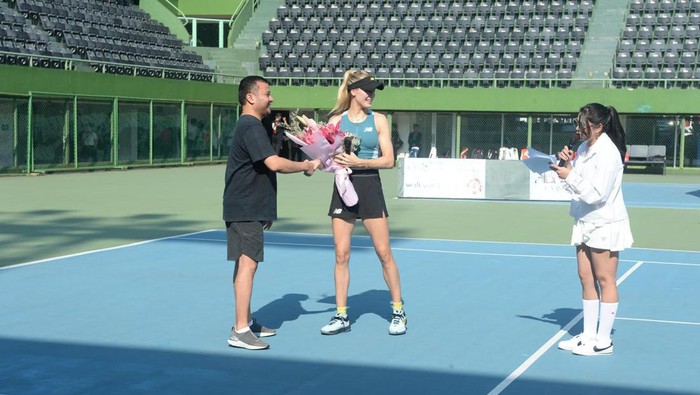 Pertandingan fun match Eugenie Bouchard kala ke Indonesia menyisakan cerita sendiri bagi Emil Malik Ibrahim. Laga itu rupanya juga menjadi cara sang pengacara merayakan ultah.