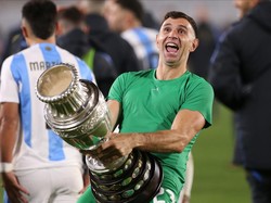 Beberapa klub Arab Saudi memantau Emi Martinez. Pemain berusia 32 tahun itu diketahui masih mau berlaga di tanah Eropa (Getty)