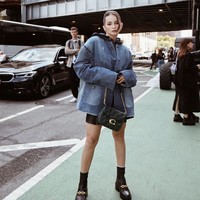 Enzy memilih boots hitam dengan aksen chain emas serta tas quilted yang memberi sentuhan klasik tapi tetap kekinian. Foto: Instagram/@enzystoria