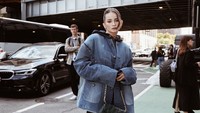 Enzy memilih boots hitam dengan aksen chain emas serta tas quilted yang memberi sentuhan klasik tapi tetap kekinian. (Foto: Instagram/@enzystoria)