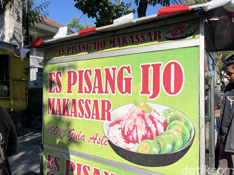 Es pisang ijo di Surabaya