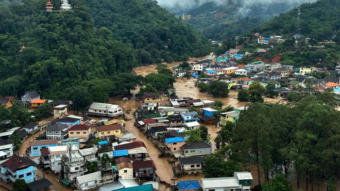 Foto Udara Banjir Parah di Thailand Akibat Topan Yagi A view shows a flooded area at the border town of Mae Sai, following the impact of Typhoon Yagi, in the northern province of Chiang Rai, Thailand, September 12, 2024. REUTERS/Boonwed Saetiow