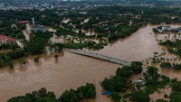 Provinsi Chiang Mai di Thailand mengalami banjir bandang dan tanah longsor, dengan dua kematian tercatat, menurut gubernurnya. Di distrik Mai Sai di provinsi tetangga Chiang Rai, yang berbatasan dengan Myanmar, perahu karet tidak dapat mencapai beberapa daerah banjir tempat ratusan orang terjebak dan menunggu bantuan, kata kepala distrik Narongpol Kid-an. REUTERS/Anupong Intawong