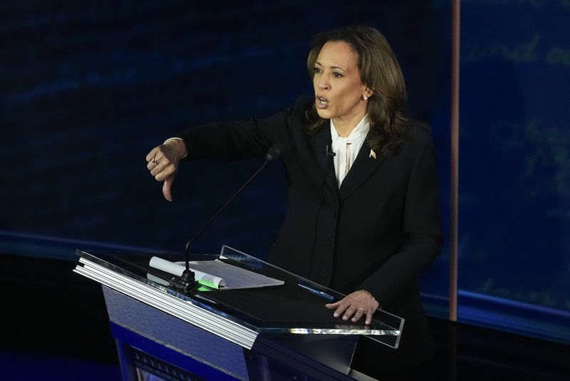 Gaya Kamala Harris di Debat Pilpres AS 2024 This combination of photos shows Republican presidential nominee former President Donald Trump, left, and Democratic presidential nominee Vice President Kamala Harris during an ABC News presidential debate at the National Constitution Center, Tuesday, Sept. 10, 2024, in Philadelphia. (AP Photo/Alex Brandon)