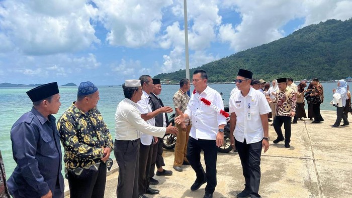 Gubernur Kepri, Ansar Ahmad saat melakukan kunjungan Kerja ke Pulau Tiga, Natuna. (Diskominfo Kepri)