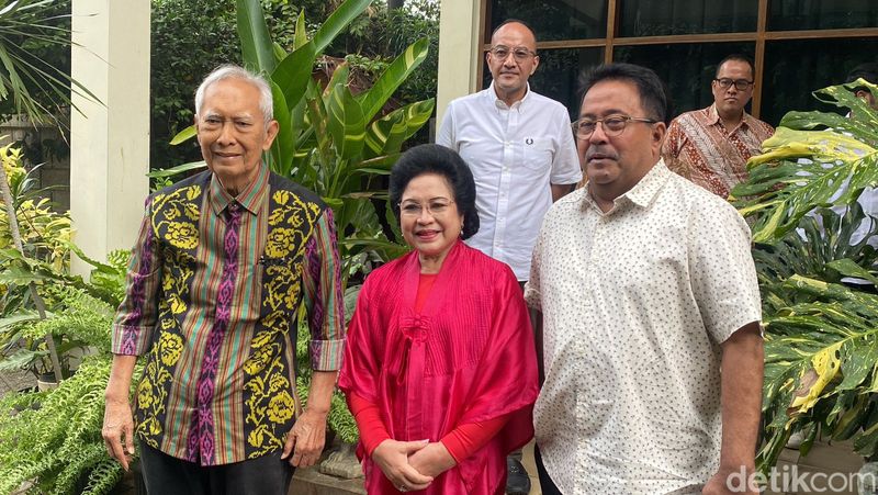 Guntur Soekarnoputra dan istrinya menerima Rano Karno yang sowan ke kediamannya. (Taufiq Syarifudin/detikcom)